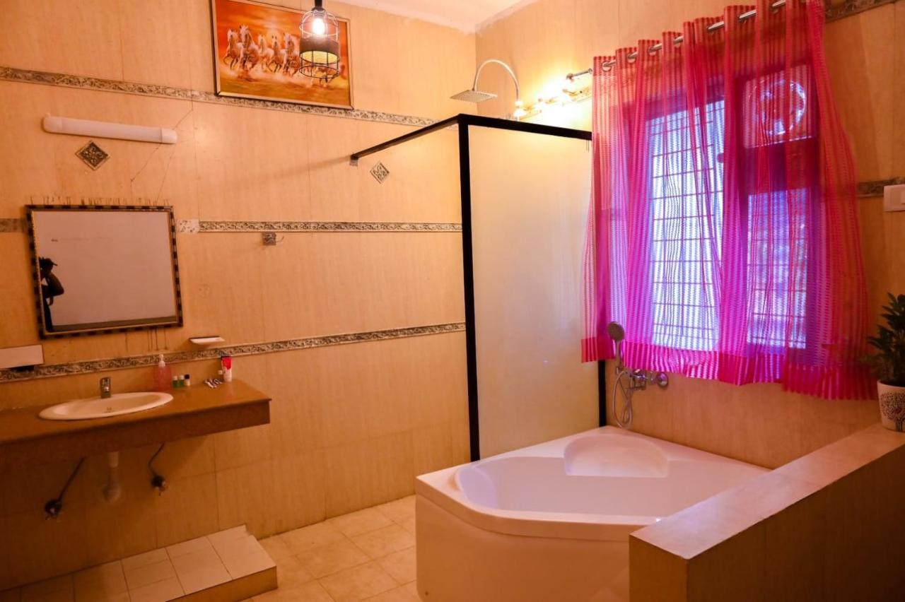 Hotel Wild Rose Нью-Делі Екстер'єр фото